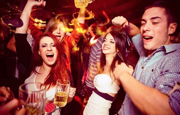 You are currently viewing Notícias Magazine: Adolescentes, chegou a altura de os deixar sair à noite (mas com regras…)